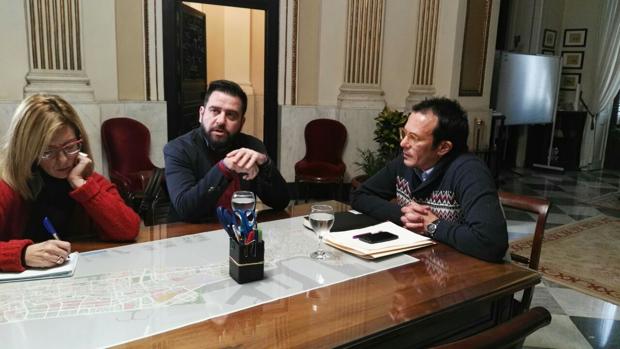 El alcalde, Fran González y Mara Rodríguez (PSOE), durante la reunión.
